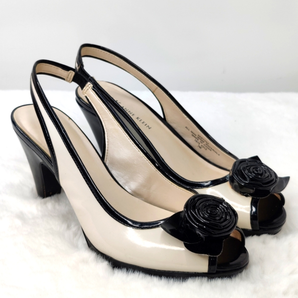 White and black Sling back Flower pumps sz 7